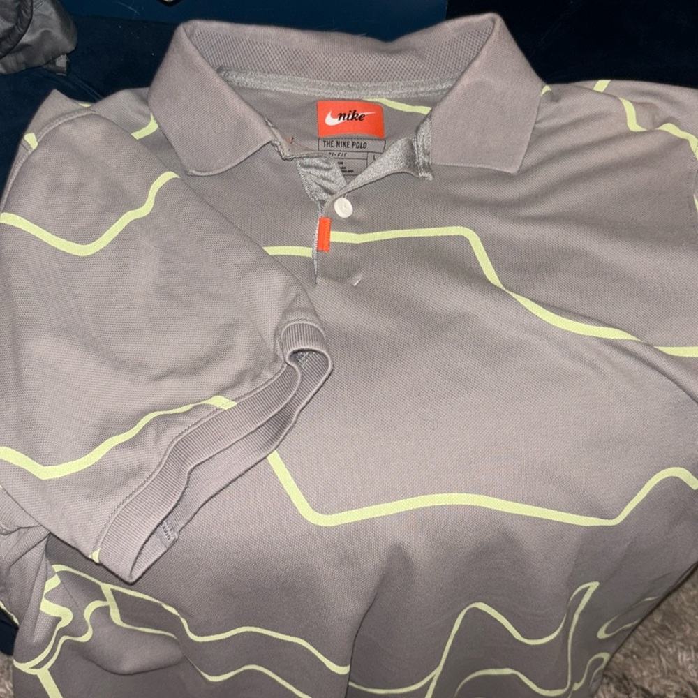 Men’s Nike Dri Fit short sleeve polo.  Size L, very good condition